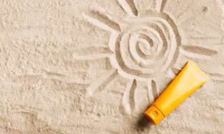 crèmes solaires visage sur le sable