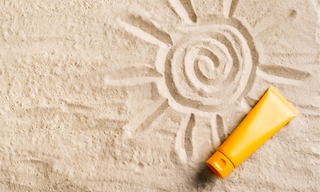 crèmes solaires visage sur le sable