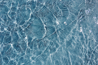reflets du Soleil sur de l'eau translucide pour symboliser la pureté 