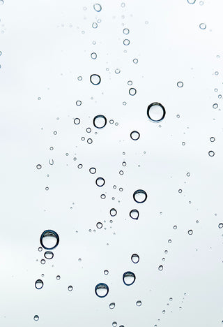 bulles d'eau qui semblent remonter à la surface dans un récipient en verre