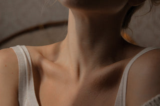 décolleté d'une femme à la peau hydratée et nourrie