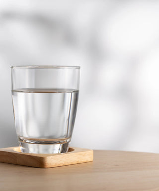 verre de complément alimentaire hodygé posé sur une table en bois