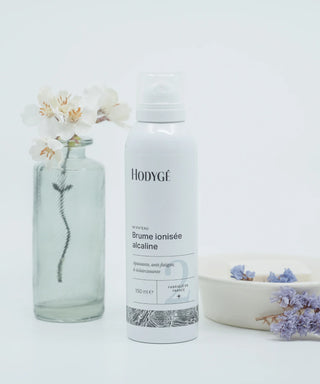 la brume Hodygé au centre avec un pot de fleur à gauche et un porte savon à droite