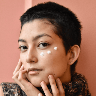 jeune femme avec trois points de sérum sur la joue