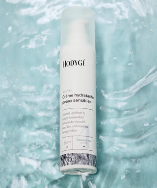 soin hydratant crème hydratante hodygé flottant au milieu de l'eau